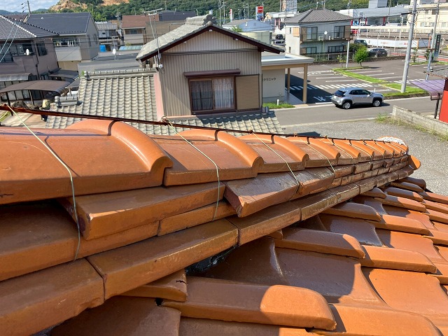 棟瓦がズレて外れそうになっている